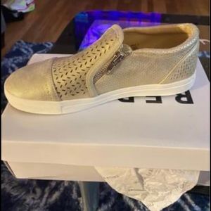 Casual shoe for girls size 5 never worn